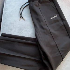 Les deux byxor - Säljer ett par helt oanvända les deux byxor, tagen sitter fortfarande på och säljs pga behov av pengar. Nypris 1099kr mitt pris 599kr. Hör av dig för funderingar 