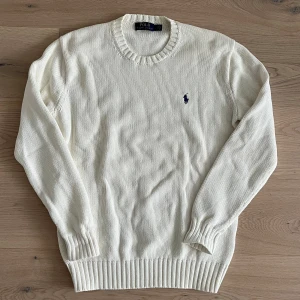 Ralph Lauren tröja - Snygg tröja från Ralph Lauren! | Bra skick, liten blå ”fläck”(ludd) vid loggan annars inga deffekter. | Skriv vid funderingar