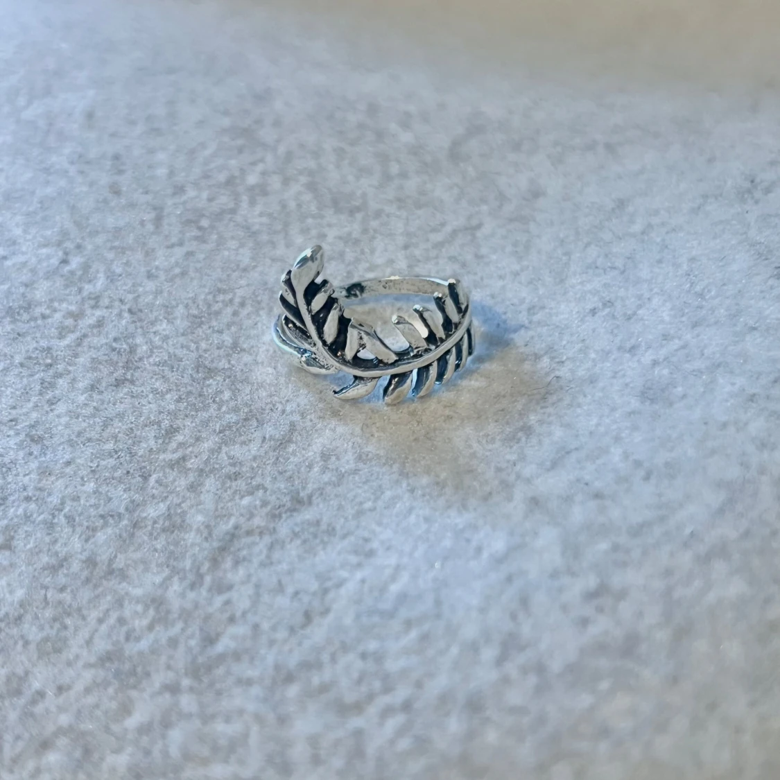 Silverfärgad ring med lövmotiv