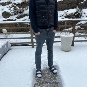 Blå Moncler gui väst - Säljer nu min moncler gui eftersom den blivit för liten. Storlek 2 vilket motsvarar m och passar ungefär runt 170-175. Skick 9/10 finns en liten skråma på ryggen men verkligen inget man märker av. Köpt second hand av vongrevencloset med bevis.