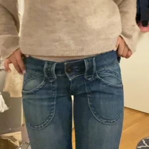 Lågmidjade pepe jeans💗 - Säljer dessa lågmidjade bootcut jeans från pepe jeans!!💗 Storlek 26, passar mig som vanligtvis har storlek 36/xs/s!!❤️❤️
