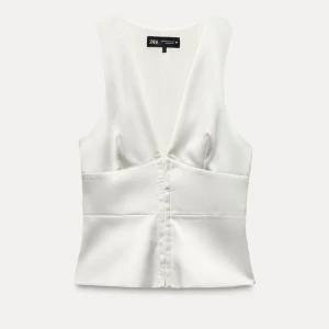 Beige v-ringad väst från Zara - Beige topp från Zara i storlek XL, men passar mig som bär M i överdelar! Toppen är insydd vid axlarna för bättre passform men ingenting som syns vid användning!😍