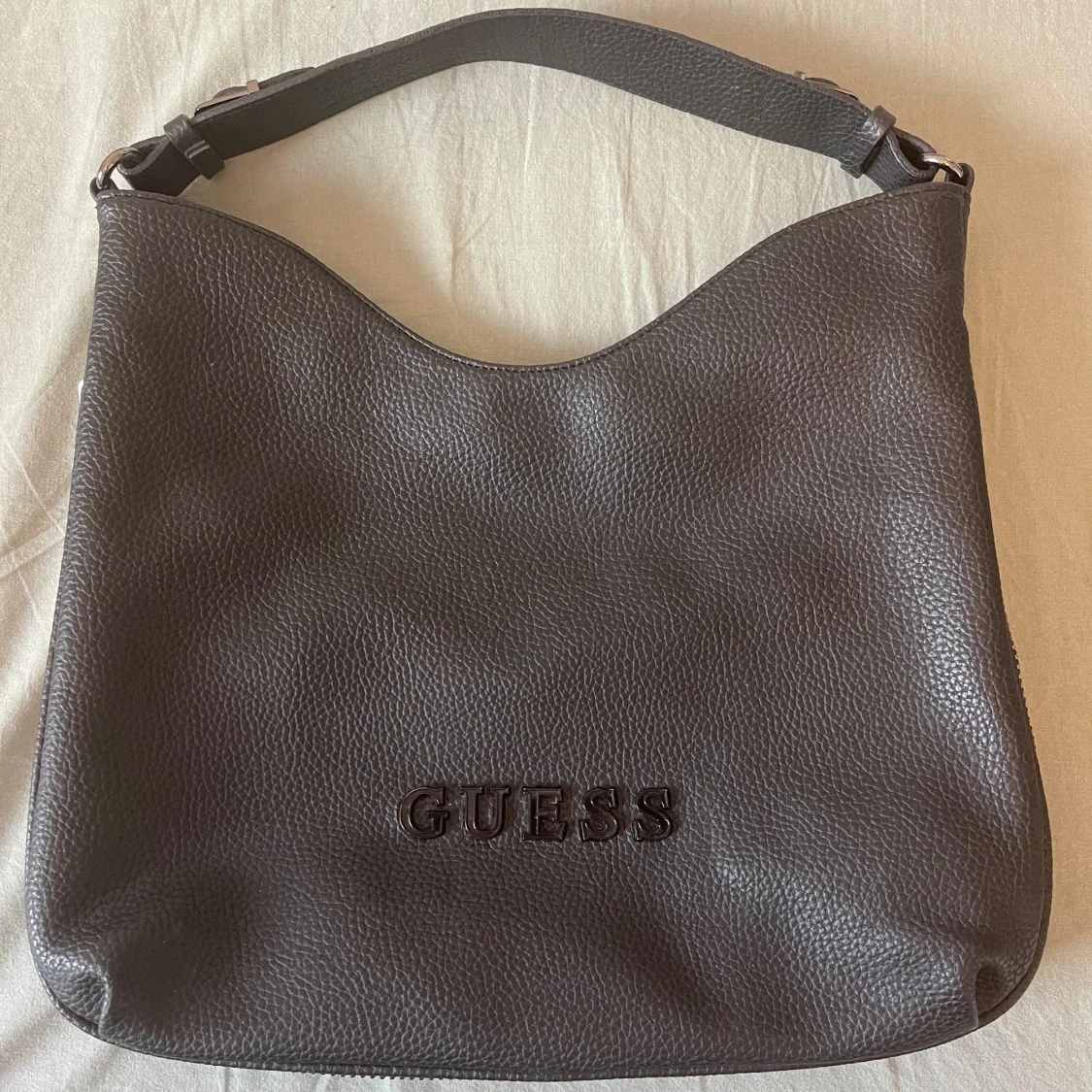 Svart axelväska från Guess - 4