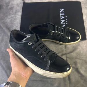 Lanvin toecap sneakers - Mycket fint skick | dustbag medföljer | Uk 7 motsvarar 41 men passar även 42 | fraktar spårbart inom 24 timmar med postnord eller instabox |