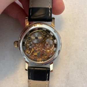 Guldfärgad klocka.  - Klocka  köpt online för ca 800. Bra skick