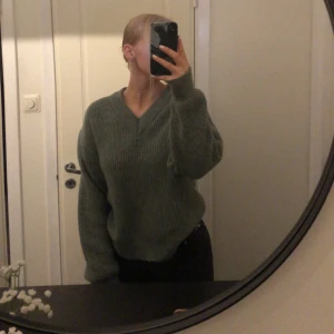 Grön stickad tröja från Gina Tricot - Mysig grön stickad tröja från Gina Tricot i storlek XS men passar mig som vanligtvis har storlek M.
