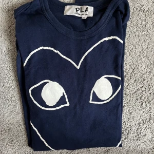 Mörkblå t-shirt med tryck från Comme des garcon Garçons - Säljer en riktigt snygg mörkblå t-shirt från Comme des Garçon. Xl sitter som L