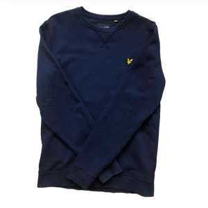 Mörkblå sweatshirt från Lyle & Scott - Säljer en stilren mörkblå sweatshirt från Lyle & Scott