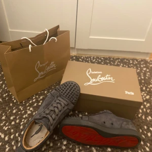 Louboutin skor - Loubs andvända i drygt en måndad, säljer för stt jag tycker de är obekväma. Vissa av spikarna är lite skadade och sulan är såklart skadad smått. Skick 8/10 och certifikat och bevis på äkthet finns.