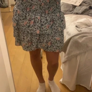 Blommig volangkjol - Kort volangkjol med blommigt mönster🩵🩵