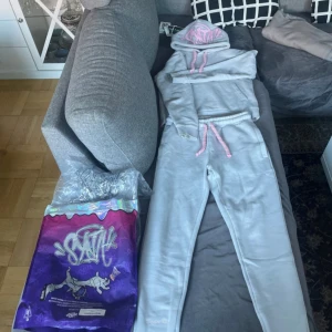 HELT NY Syna World Tracksuit!| Äkta✅ - Hej, som du ser så säljer jag nu min nästan helt nya Synaworld Tracksuit som är just i storlek S! Sitter jättefint. Inga märken eller nåt på tracksuiten. Vilket menas att den är rätt behandlad och är nästan helt ny! Vid övriga frågor, hör av er gärna.