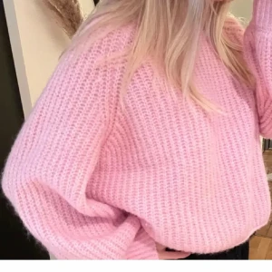 Rosa stickad tröja från Zara - Säljer en söt rosa stickad tröja från Zara. Tröjan har en mysig och varm känsla med långa ärmar och en rund halsringning. Perfekt för kyligare dagar! Tröjan är i st M men passar xs/s också!!💗🙌🏼😍Perfekt nu inför våren och sommaren❤️‍🔥❤️‍🔥