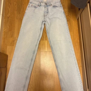 Ljusblå jeansbyxor från Gina tricot - Snygga ljusblå jeansbyxor från Gina tricot med en klassisk design. Byxorna har en rak passform och är midwaist vilket ger en stilren look. Perfekta för en avslappnad stil. Säljer pågrund av att dem är för små!❤️