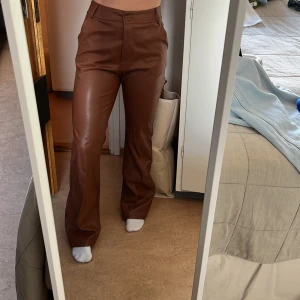 Bruna skinnbyxor från Madlady - Snygga bruna skinnbyxor från Madlady i storlek M. Högmidjade och lite för stora och långa på mig som är 165