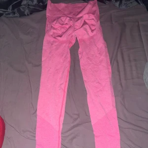 Rosa leggings - Snygga rosa leggings med hög midja och en tight passform. Perfekta för träning eller en avslappnad dag. Materialet är stretchigt och bekvämt. Aldrig använda nya utan prislapp.