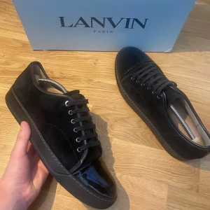 Lanvins Helsvarta Skor - Helsvarta Lanvins | Storlek: UK 10, EU 44| Modell: Cap toe | Skick: 10/10 | Autentisk | OG: Allt ingår, box, dustbag, papper osv | Nypris: Ca 5,5 k, så passa på | Kom privat vid fler bilder eller frågor, allt gott |📩