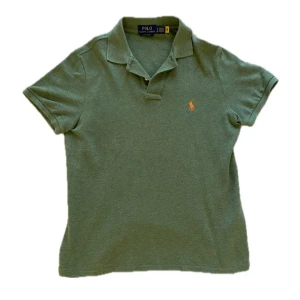 Grön Ralph Lauren Piké. - Grön Ralph Lauren Piké. Strl S. Mycket bra skick. Hör av dig vid fler frågor.