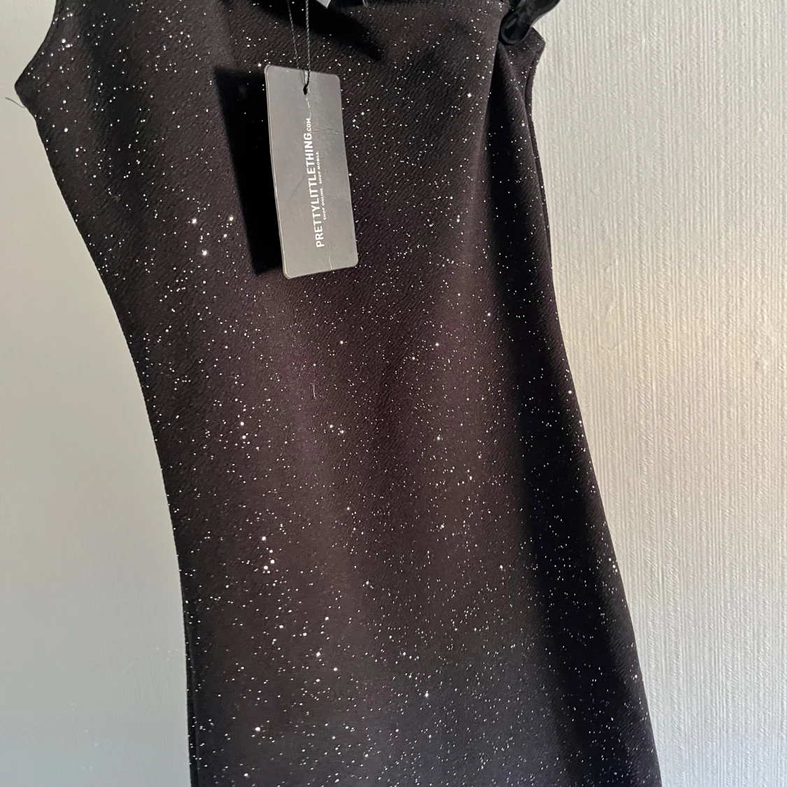 Svart glittrig klänning  - 4