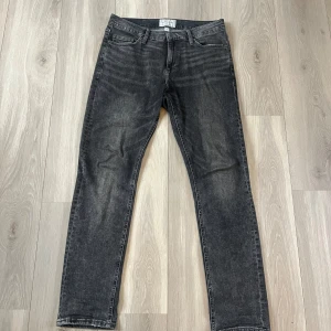 Grå jeans - Säljer dessa snygga jeans i en slim fit passform till ett bra pris.