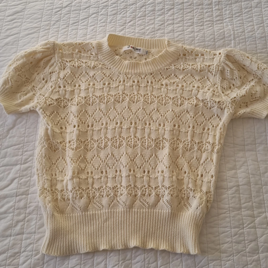 Beige stickad topp från missay