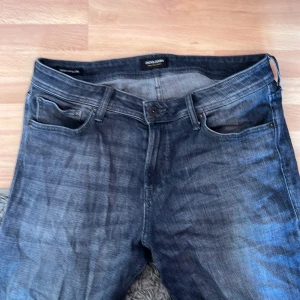Jack & jones jeans - Gråa jack & jones jeans i 34/32. Regular fit