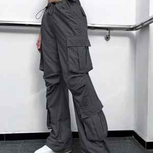 Grå cargopants med fickor - Tunna cargobyxor eller parachute pants. Använda en gång väldigt tunna men snygga!