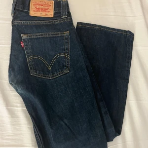 Levis Bootcut Jeans - Snygga Levis bootcut jeans i en mörkblå färg. Fint skick och inga fläckar💗w28 L32