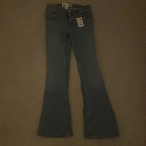 Blå bootcut jeans - Snygga blå bootcut jeans med låg midja. Aldrig använt 