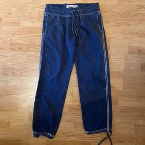True Religion QT Joggers  - !skicka bud för snabb affär! Feta true religion QT mjuksbyxor, väldigt sällsynta. Storlek S i bra skick men 2 mina hål vid fickan. Skriv om ni undrar någonting 👍📲