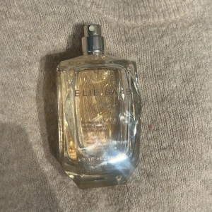 Elie Saab Le Parfum - Elegant parfym från Elie Saab i en stilren, transparent flaska med silverfärgad spraypump. Doften är blommig med inslag av apelsinblomma och honung. Perfekt för den som älskar en sofistikerad och feminin doft. 
