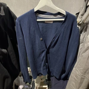 Mörkblå kofta från pier one - Säljer en kofta från pier one som är använd kanske 3 ggr nypris 349kr mitt pris 179kr Är storlek S men kanske lite liten i storleken