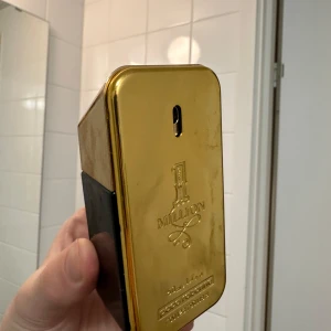 One Million parfym  - Säljer en flaska 1 Million Eau de Toilette från Paco Rabanne. Flaskan har en unik design i guld och svart, formad som en guldtacka. Den rymmer 50 ml och är perfekt för den som vill ha en lyxig och distinkt doft.