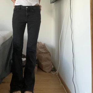 Svarta bootcut jeans från mango - Snygga svarta bootcut jeans med medelhögmidja från mango .