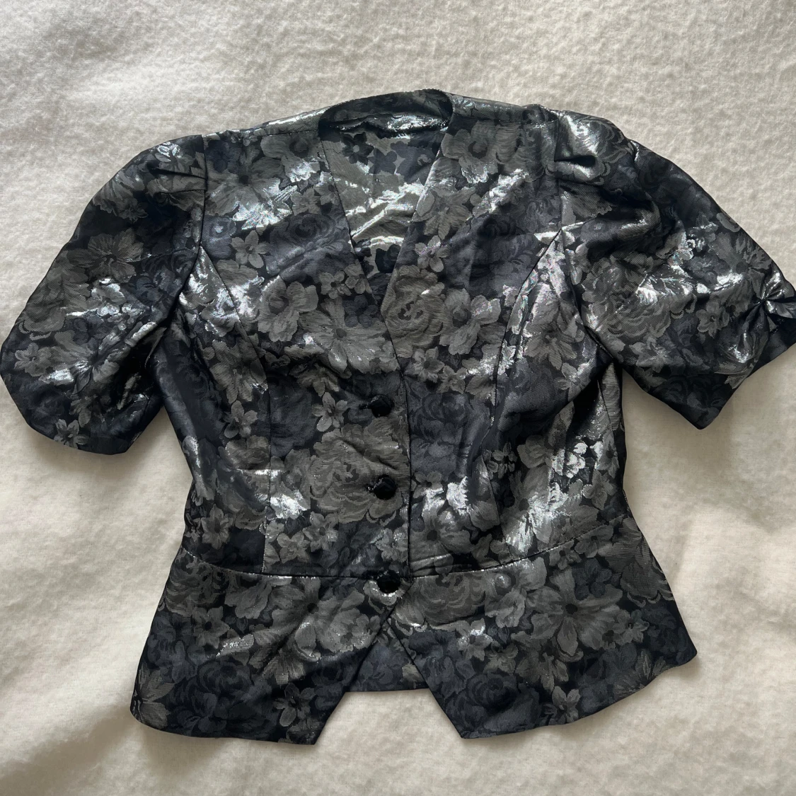 Blus med puffärmar  - 1