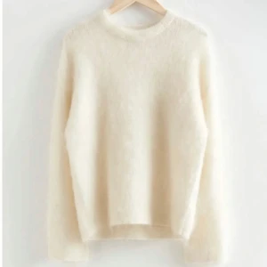 Mohair stickad tröja &otherstories - Super skön och söt stickad tröja i mohair från &otherstories!! Lite nötta vid arm mynningen (bild 4). Är storlek XS och den sitter som en XS, inte oversized som jag vet att andra tröjor med samma modell är. Jag är 165 cm och bruker bära xs/s💛Nypris är 1400kr🥥☀️