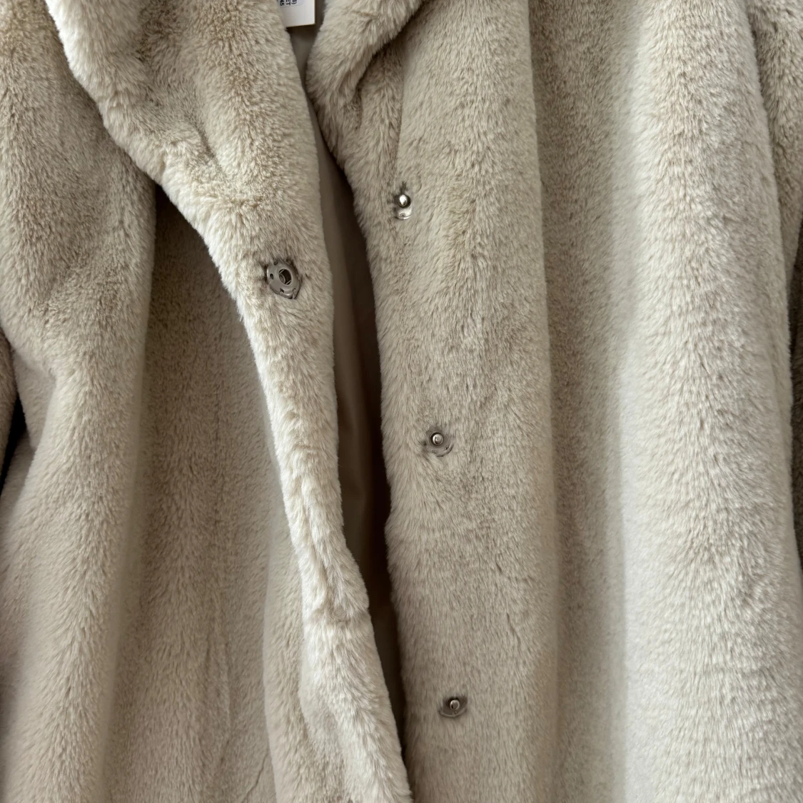 Beige pälsjacka från NA-KD - 4