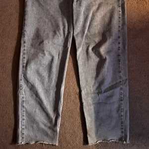 Grå jeans från Collusion ASOS - Säljer ett par grå jeans från Collusion. De har en baggy passform. Perfekta för en avslappnad stil med råa kanter vid bensluten. Säljer för att de är för små, riktigt bra skick, 32/32.