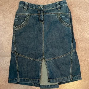Jeans kjol från mexx  - Säljer en jeanskjol från mexx i storlek 38. Kjolen är i mycket bra skick och knappt använd ⭐️