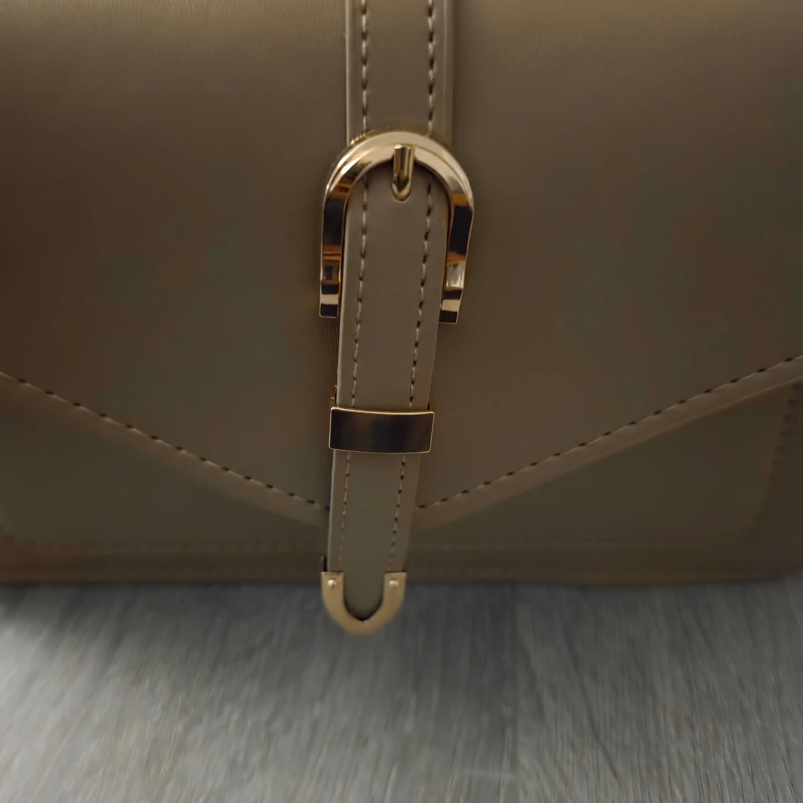 Oanvänd beige axelväska med gulddetaljer - 2