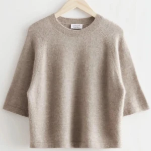 Beige tröja med trekvartsärm - Säljer en stilren beige tröja med trekvartsärm. Perfekt för en avslappnad look och lätt att matcha med olika outfits. Tröjan har en rund hals och är gjord i ett mjukt material. Det är en M men passar mig som är S