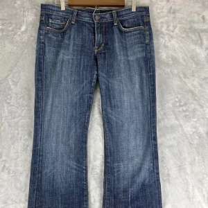 Lågmidjade bootcut jeans - Lågmidjade bootcut jeans skriv för mer info . Bra skick. Midja ca 42 cm och innerbenslängd 84cm . 
