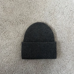 Kashmir mössa - Helt ny Kashmir mössa i färgen grå. Riktigt trendig och skön. Passar alla och kommer vara perfekt under vintern!