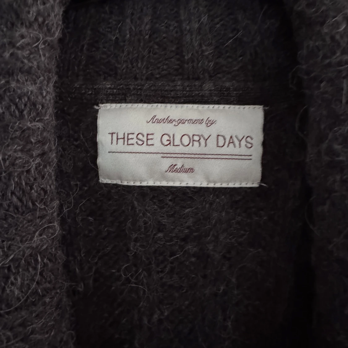 Mörkgrå cardigan från These Glory Days - 1