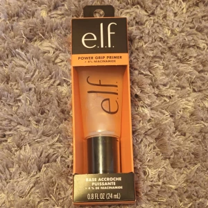 e.l.f. Power Grip Primer - e.l.f. Power Grip Primer med 4% niacinamide för en jämn och hållbar bas. Förpackningen innehåller 24 ml av en genomskinlig primer som hjälper sminket att sitta hela dagen. Endast testad 1 gång