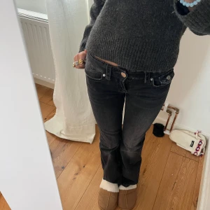 Svarta jeans med låg midja - Snygga svarta jeans med låg midja! De är nästan för tajta för mig! De är lite blekta i mitten av benen som gör de ÄNNU snyggare!!!!