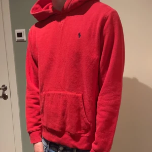 Ralph Lauren Hoodie - Tja! Säljer en raffe hoodie i bra skick! Storlek XL i barnstolen sitter som M/s i vanlig. Jag är 180!
