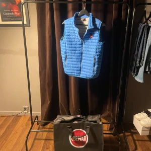 Colmar väst  - Säljer ett till plag från märket Colmar i jävligt bra skick och pris. Storlek 16y | Skick 8,5-10 | Nypris runt 3000kr vårt pris 580kr😍Tillbehör Colmar påsen jag fick med när jag köpte den och Colmar kläd hängare👔Vid mer frågor kontakta gärna oss📱tar också emot byten 🔃