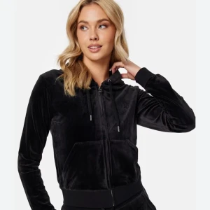 JUICY Dress  - Snygga svarta mjukisbyxor i sammet med en bekväm passform. Byxorna har en rak stil och är perfekta för en avslappnad look. De har en praktisk bakficka med knappdetalj. En lika skön tröja med dragkedja på och J hänger naturligtvis kvar. Jag säljer dressen för att jag har tröttnat på den. 