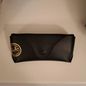 RAYBAN BOYFRIEND - Säljer dessa feta raybans boyfriend pga felköp inga defekter förutom en liten skrapa men absolut inget som syns skick 8/10 därav priset hör av er vid minsta fundering kan gå ned i pris vid snabb äffär😊                                                 OBS HAR SKÄRPA