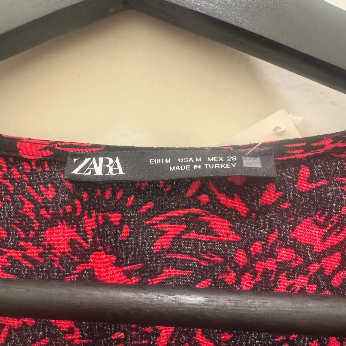 Svart och röd klänning från Zara - 2